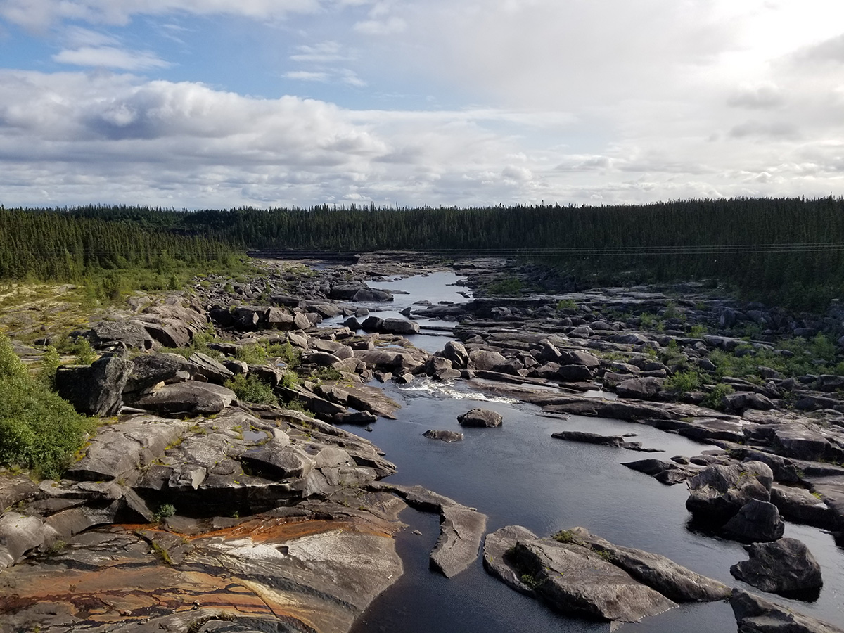 Río en la ruta Trans Quebec Labrador