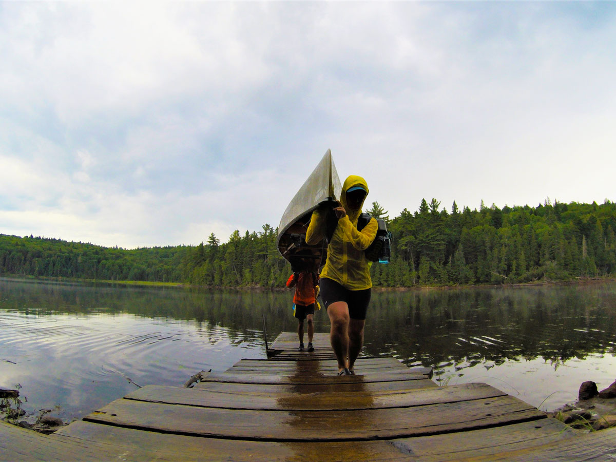 El portage final al estacionamiento desde Lago Soumire