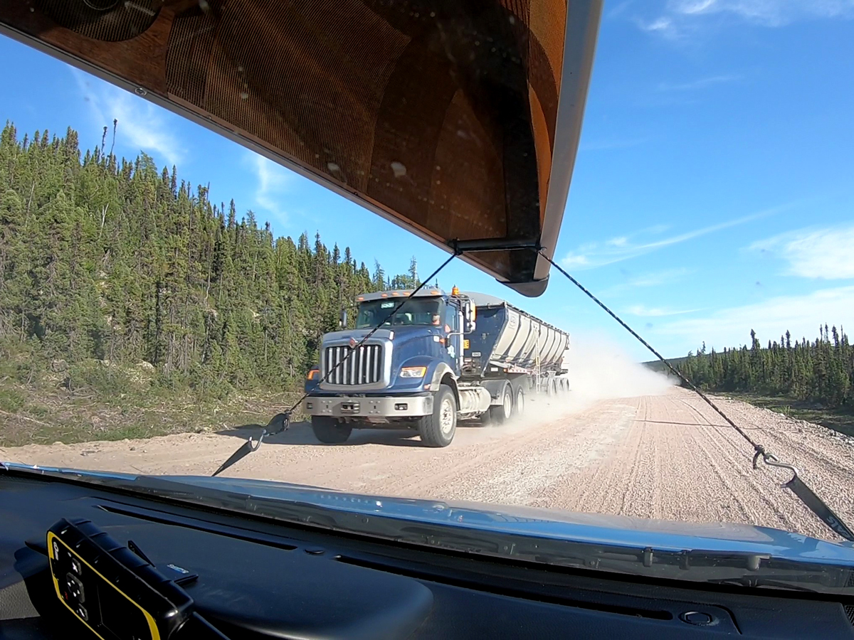 Camiones trabajando en la ruta Trans Labrador