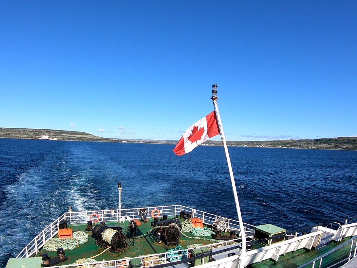 Costa de Labrador desde ferry a Saint Barbe