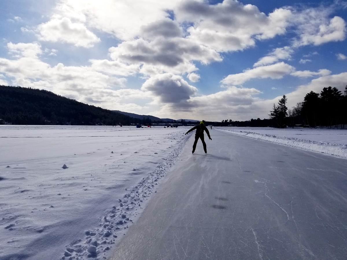 La pista de hielo Lake Morey patinando