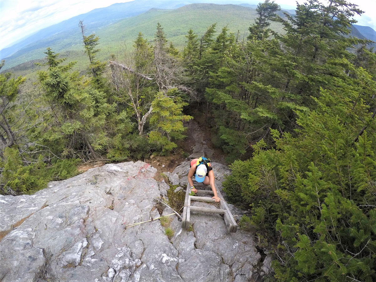 Quizás la manera más rápida de ir hacia abajo - escalera en el Long Trail, bajando Monte Mansfield