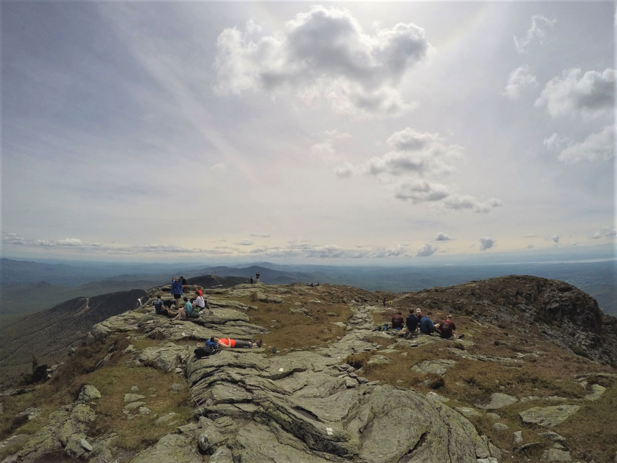 En la cima de Monte Mansfield - vista del Lago Champlain, las montañas de Adirondacks. Mirando hacia el este.