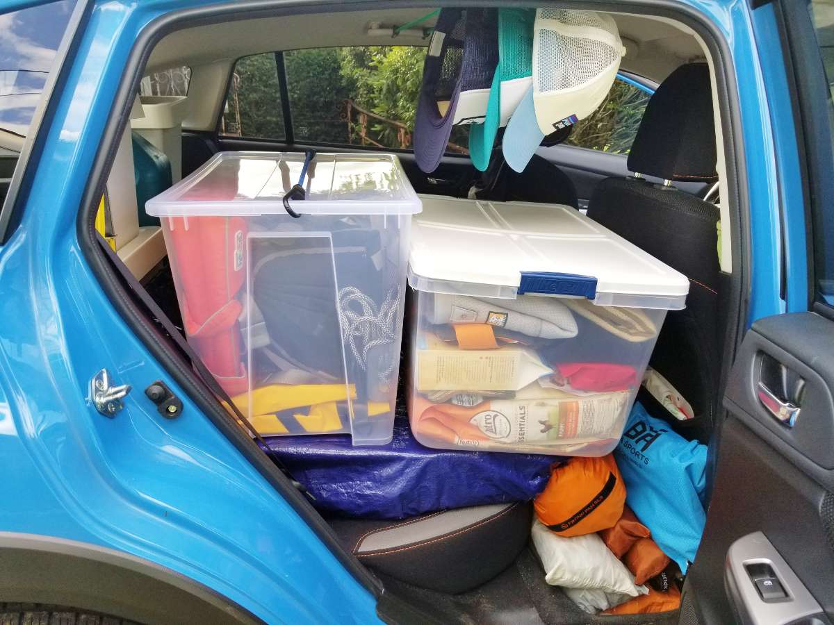 Cajas plásticas para organizar equipo en el auto